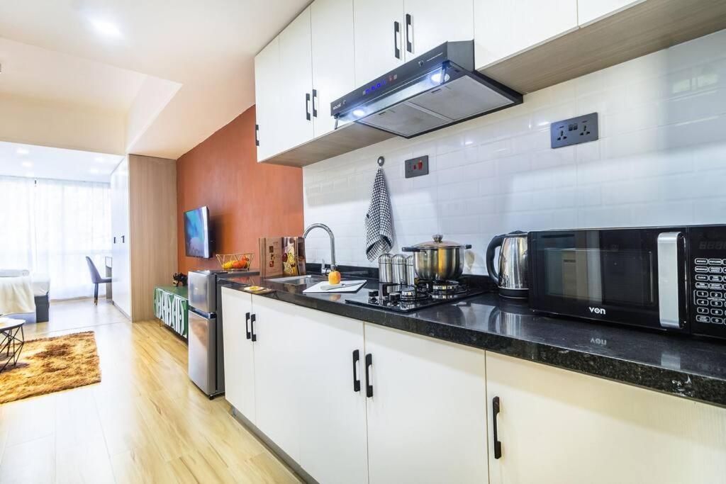 Luxe With Pool, Gym And Work Space Apartment *