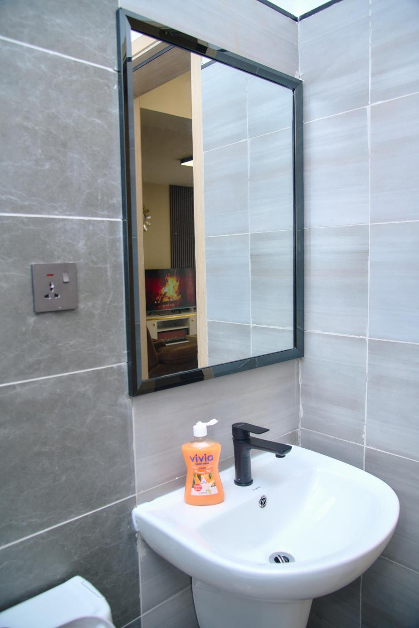 Modern Near Airport With Swimming Pool