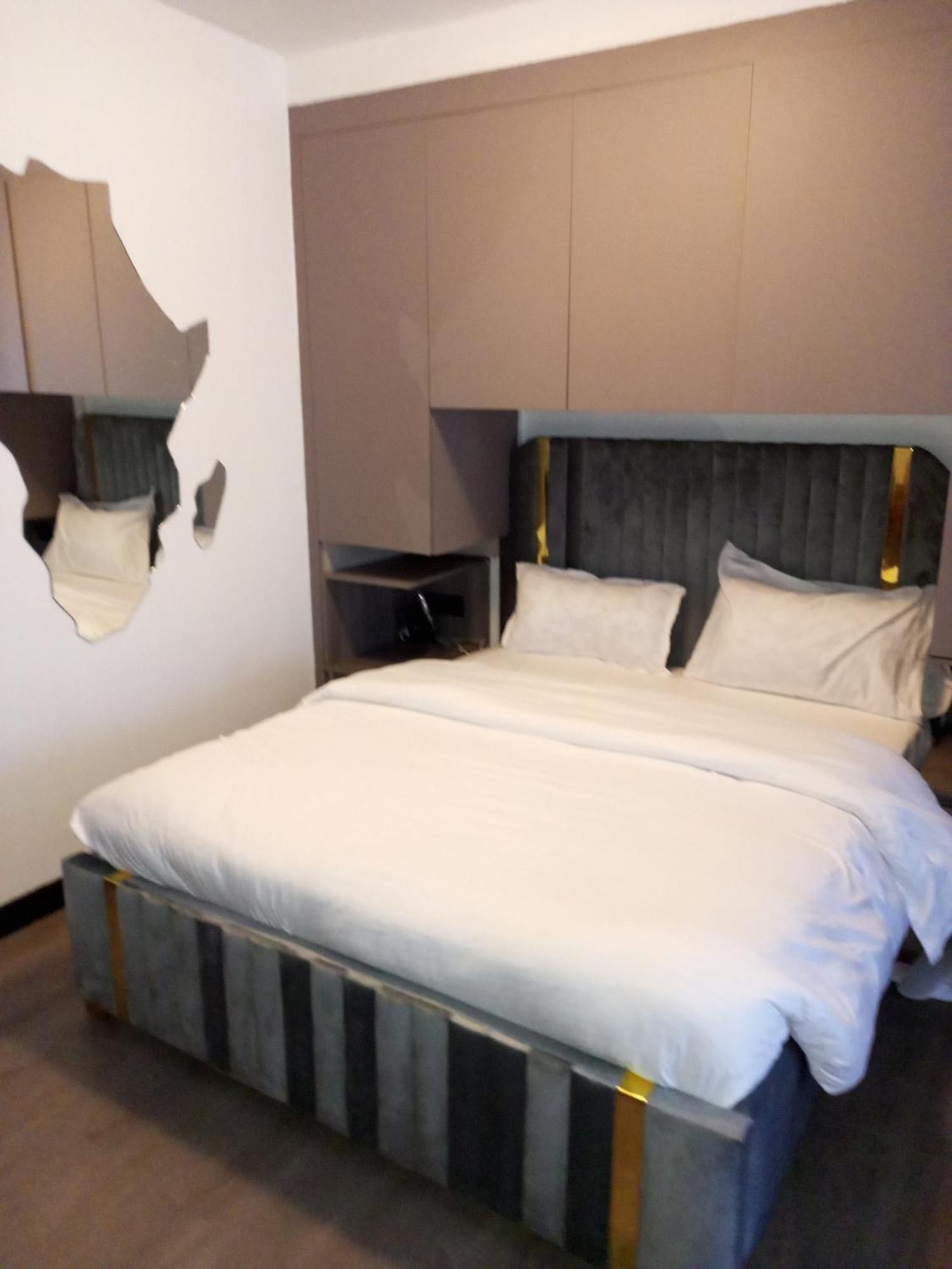 Escada -501 Apartment