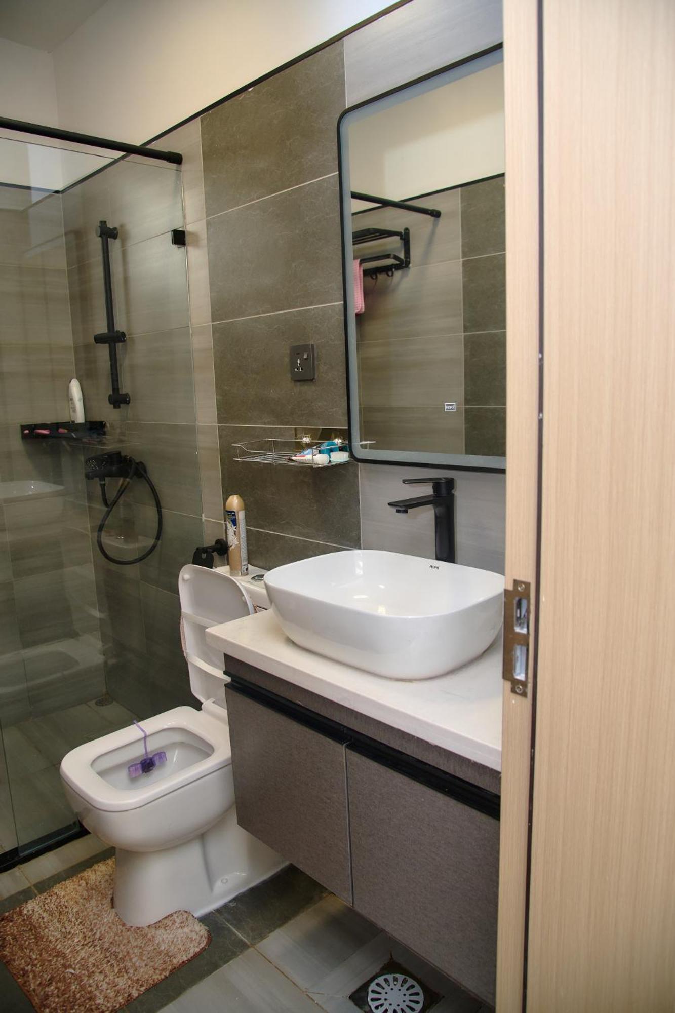 Modern Near Airport With Swimming Pool *
