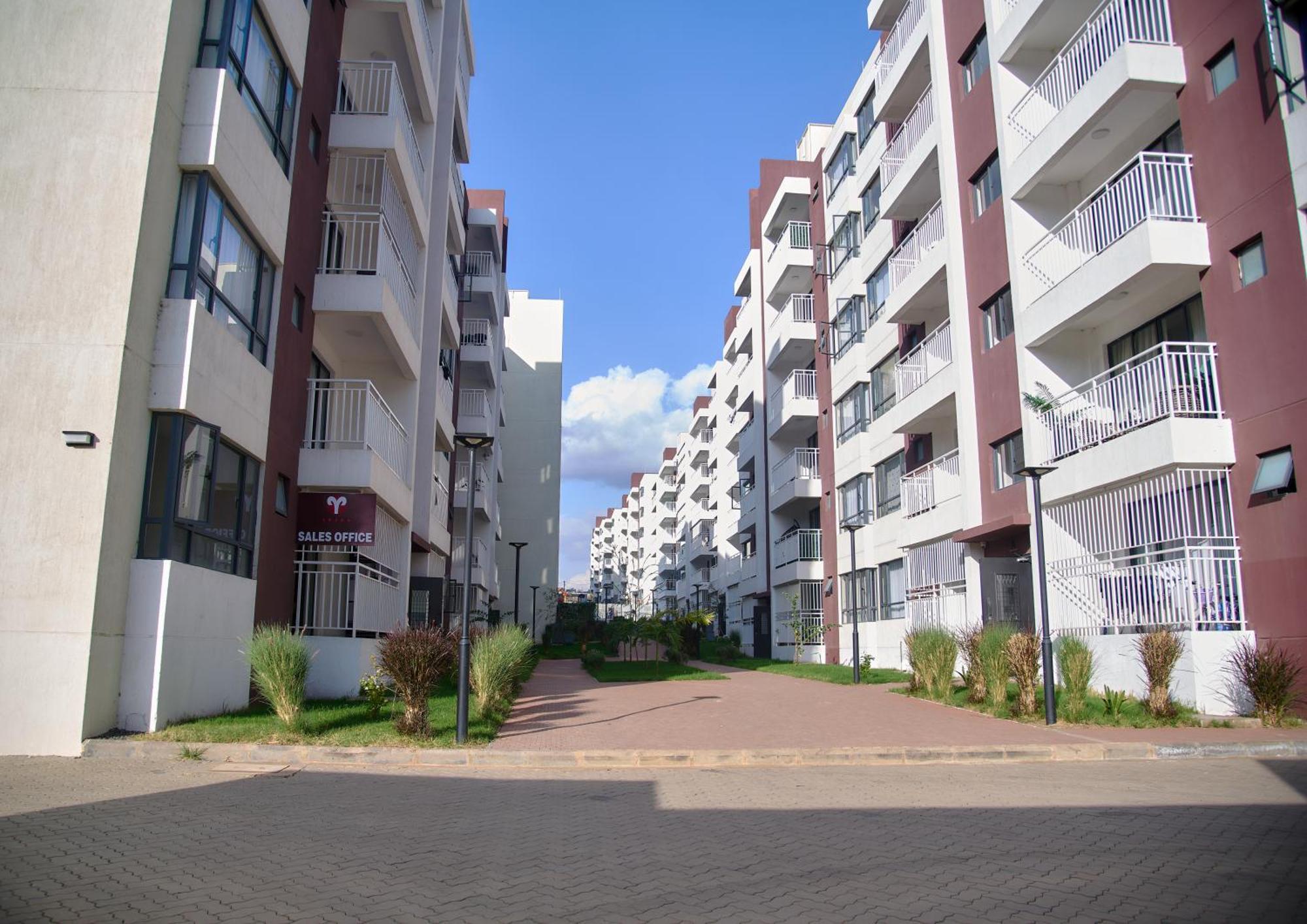 Modern Near Airport With Swimming Pool
