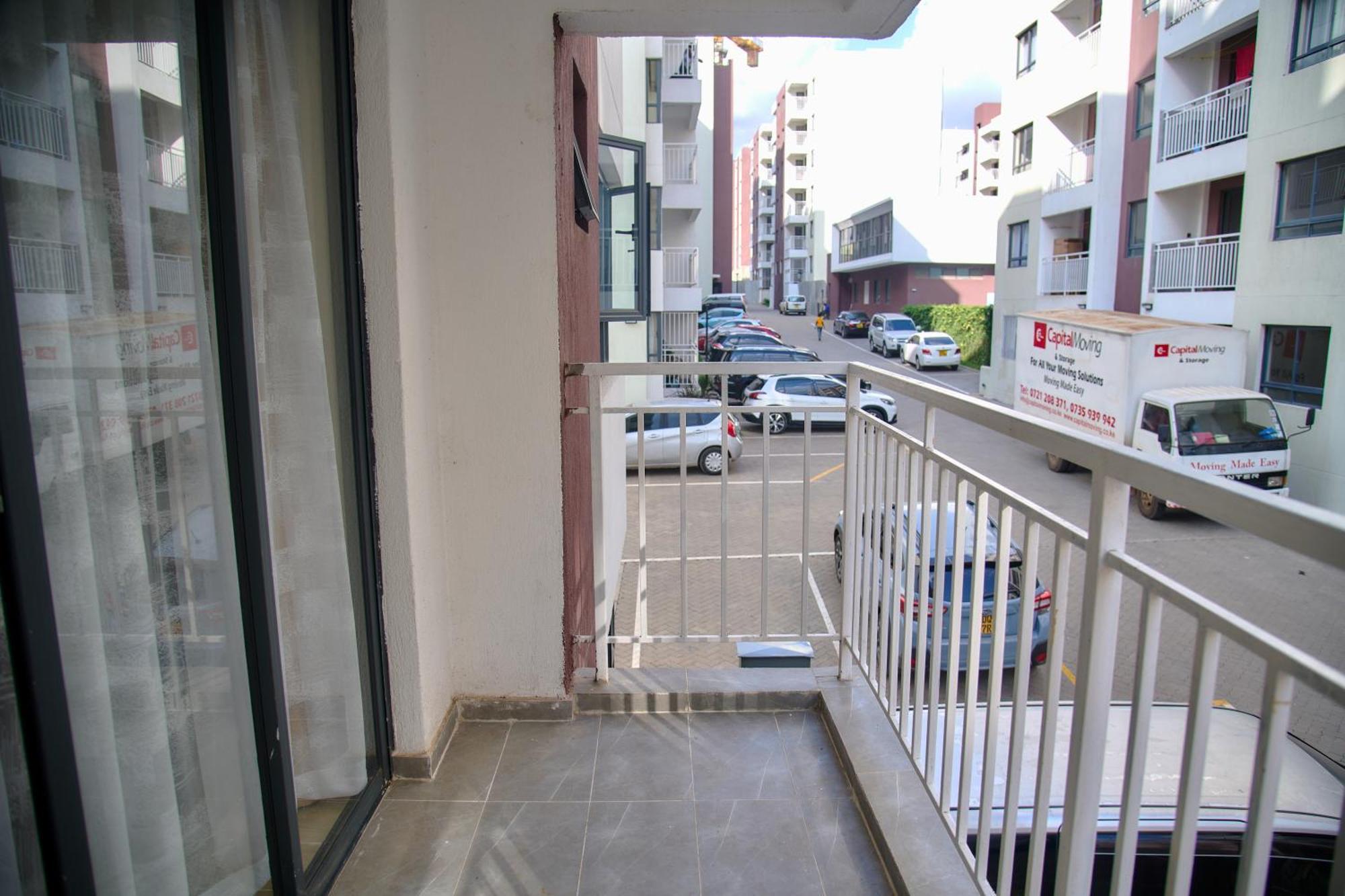 Modern Near Airport With Swimming Pool