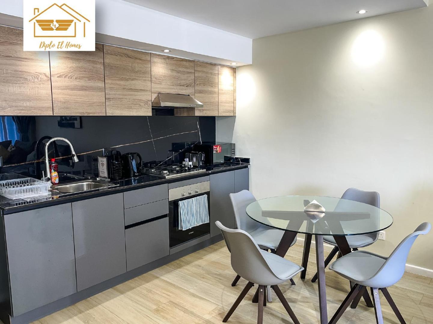 Stunning Residential In Riverside Drive Apartment *