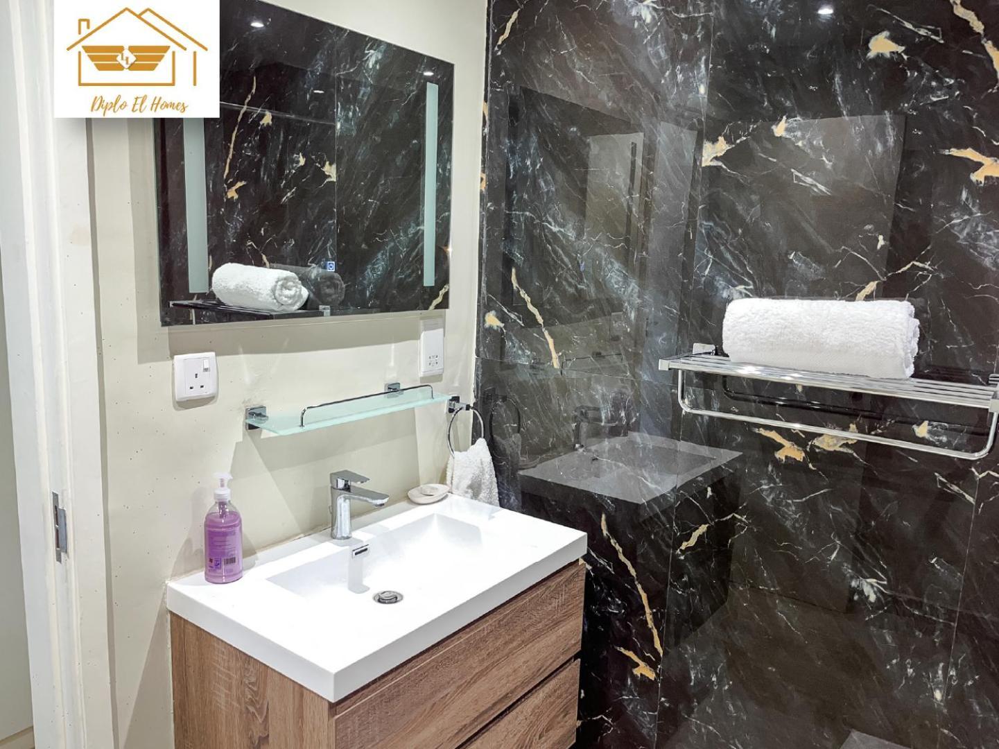 Stunning Residential In Riverside Drive *