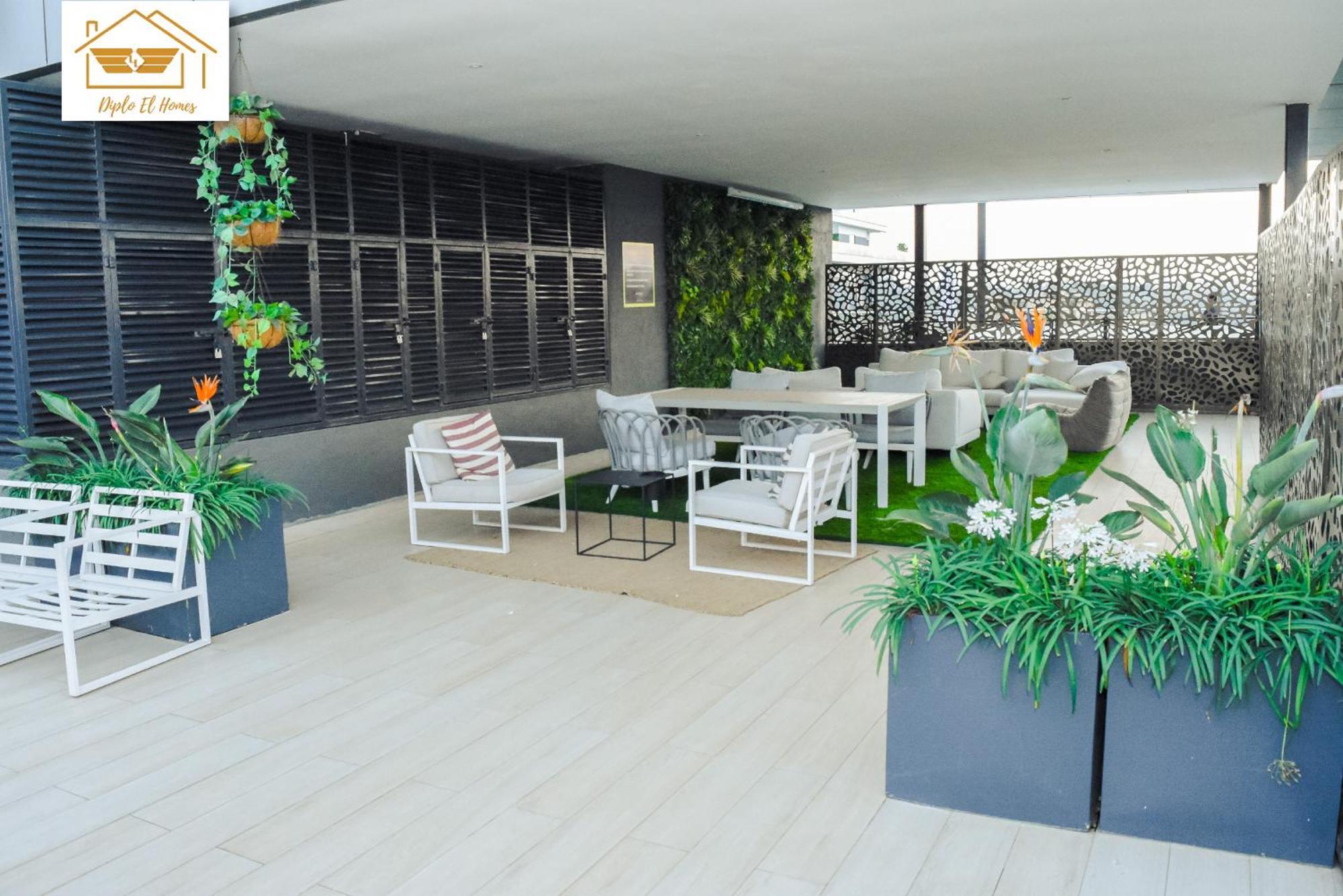 Stunning Residential In Riverside Drive Apartment *