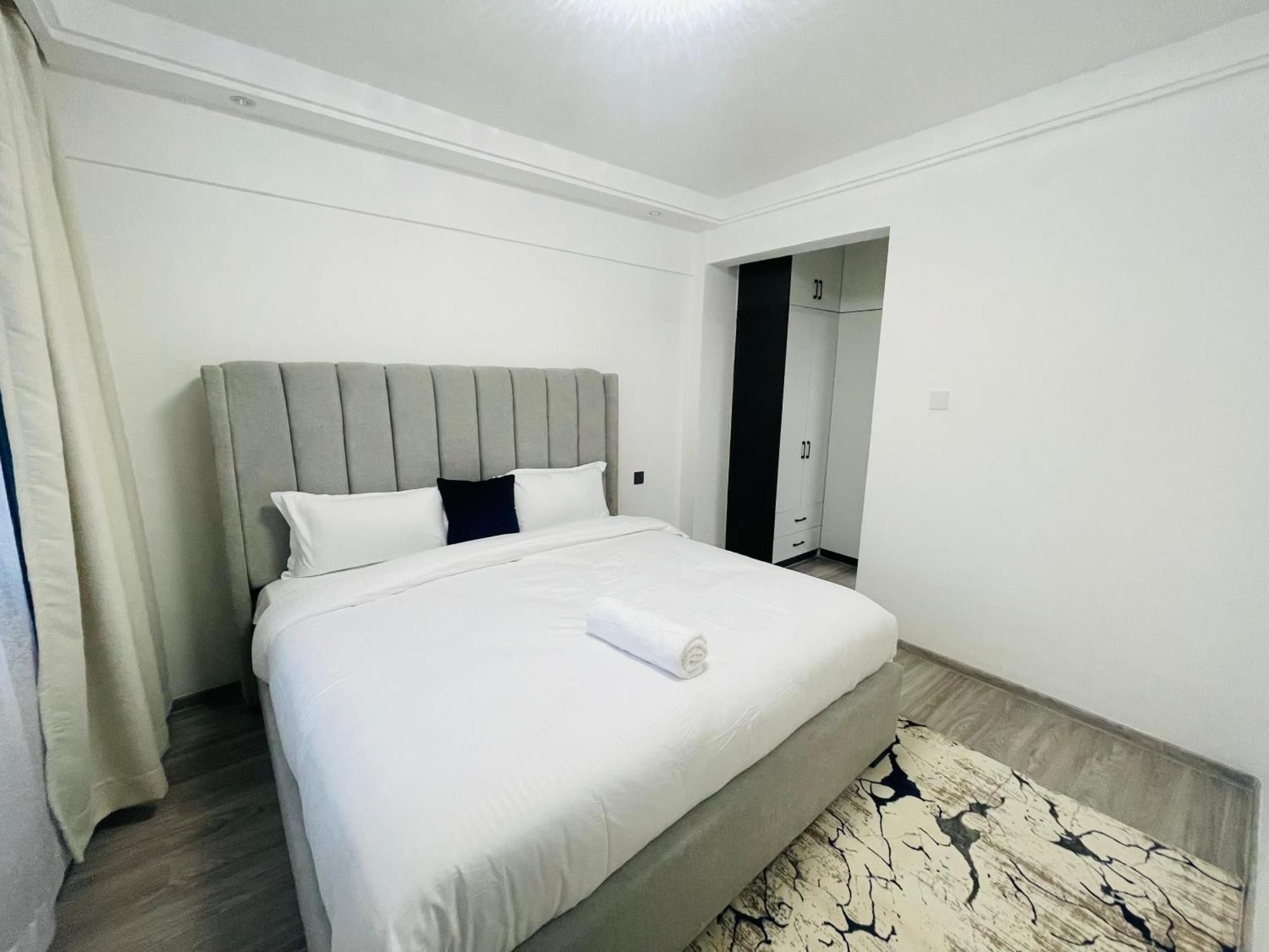 Premium Executive 3 Bedroom With Skyline Views *