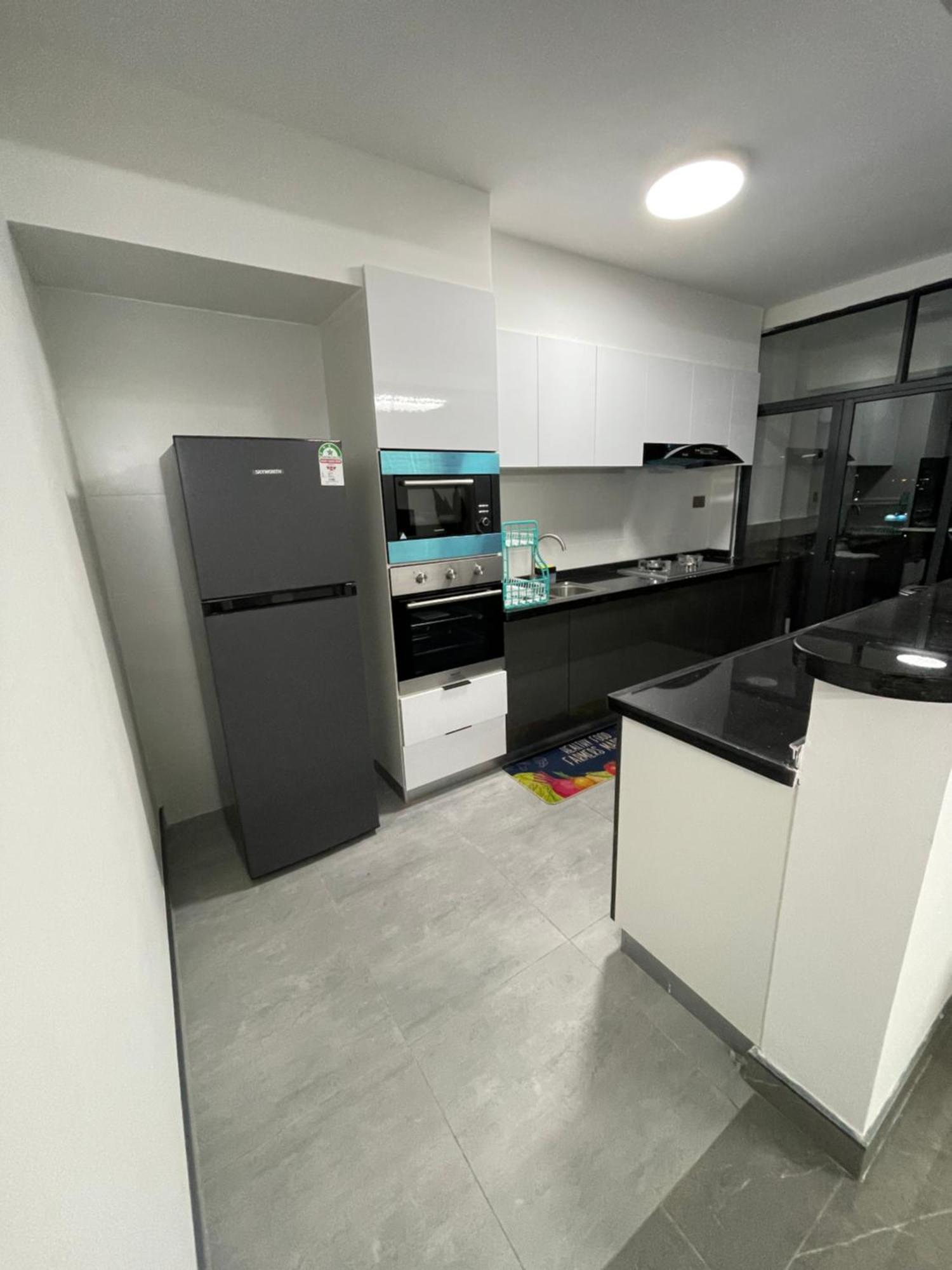 Premium Executive 3 Bedroom With Skyline Views Apartment *