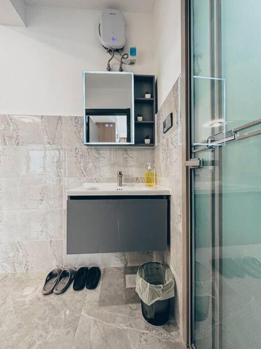 1 Bedroom Lavington Leisure Apartment *