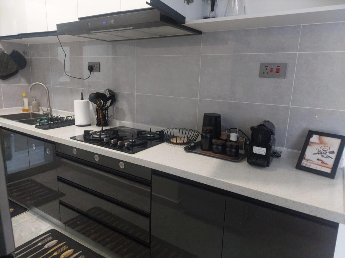Luxury And Modern 2 Bdr Apartment *