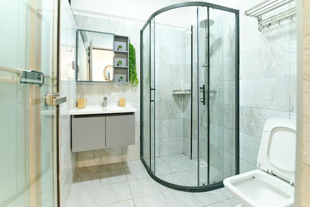 Luxury And Modern 2 Bdr Apartment *
