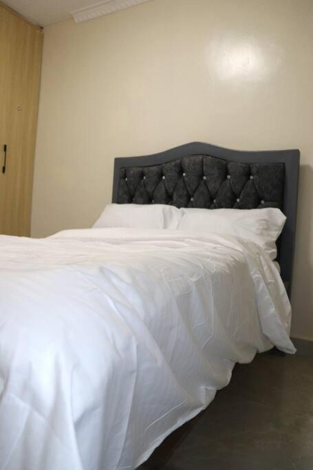 Apartment Luxury 3 Bedroom At Kamakis Green Spot Gardens *