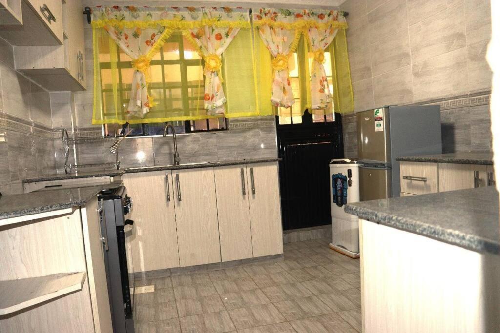 Apartment Luxury 3 Bedroom At Kamakis Green Spot Gardens
