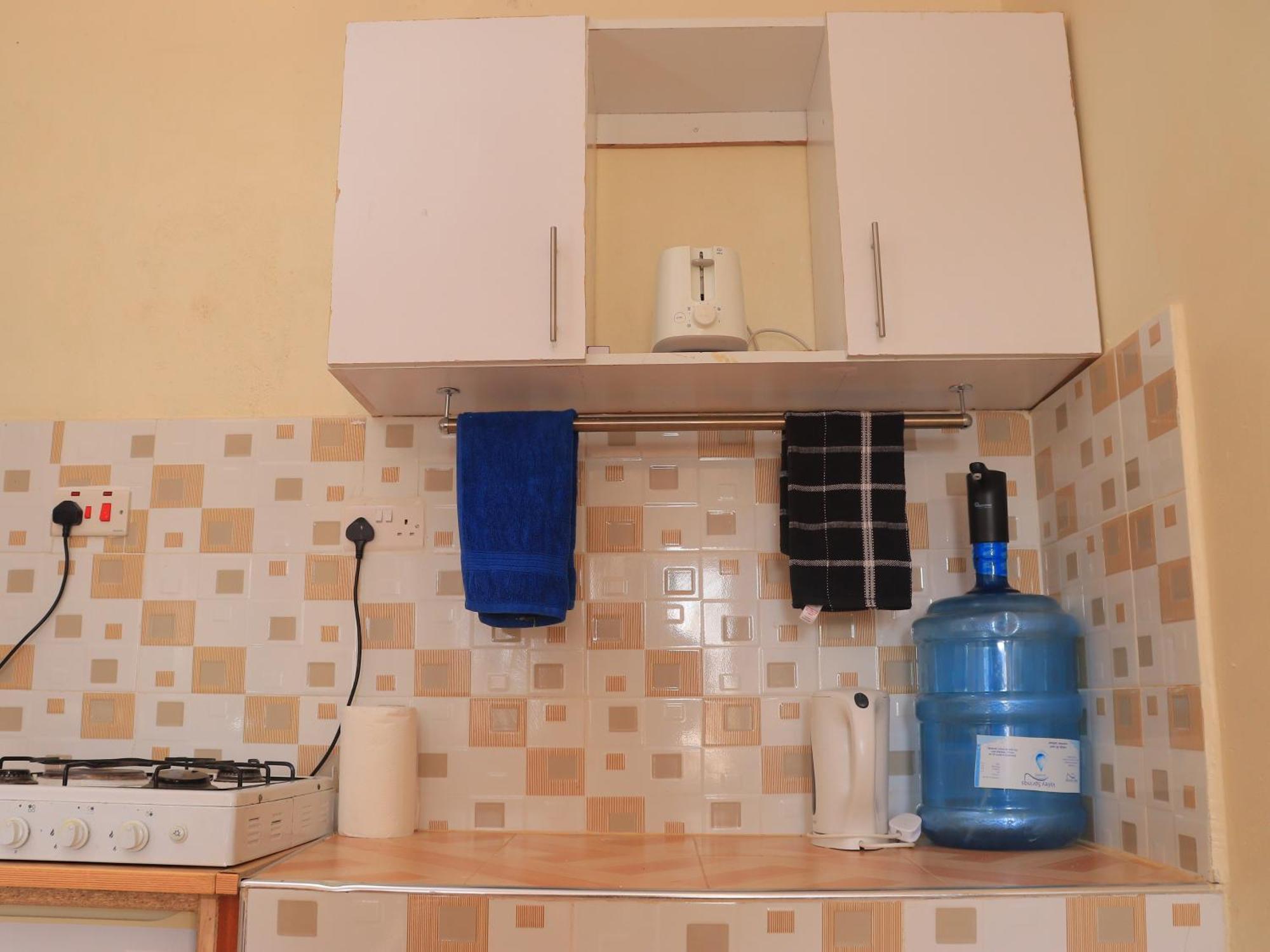 Apartamento Away From With Basics Nairobi