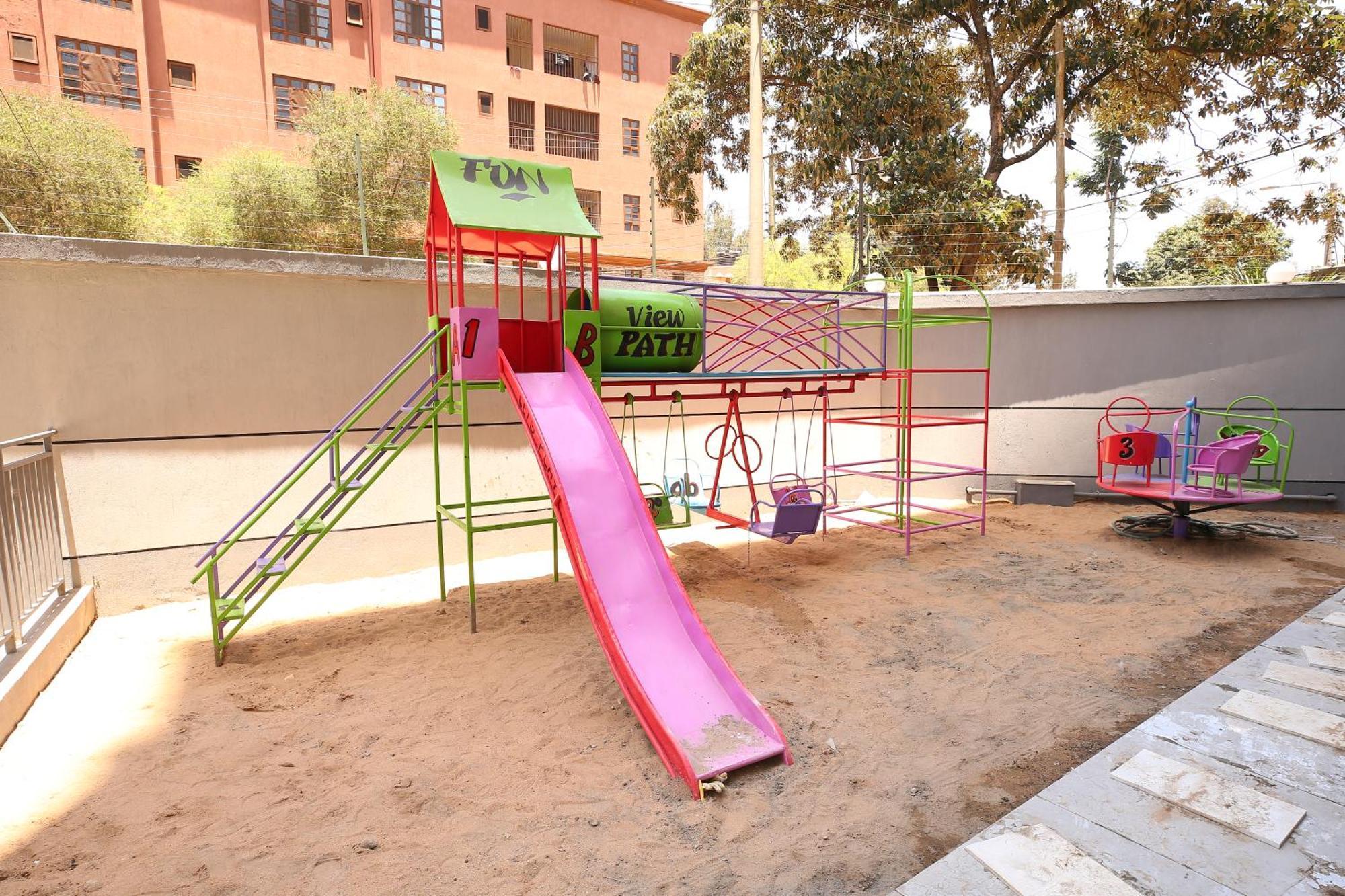 Modern 1-bedroom In With Balcony, Gym, & Fast Wifi