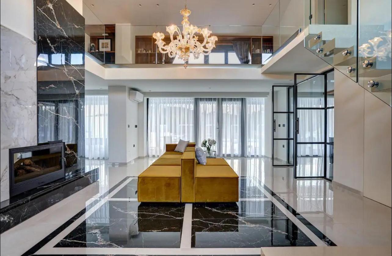The Balcony Apartment *