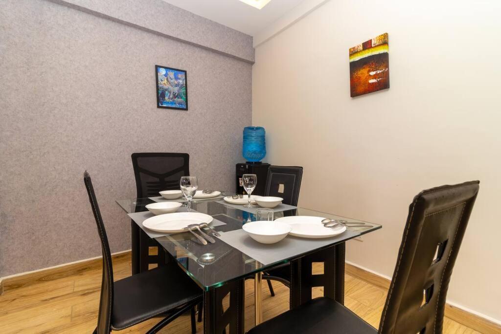 65-inch Tv, Westlands Apt, Rooftop Pool, Gym, Bbq