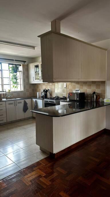 Rorot Lush 2 Bdrm Riverside Apartment *