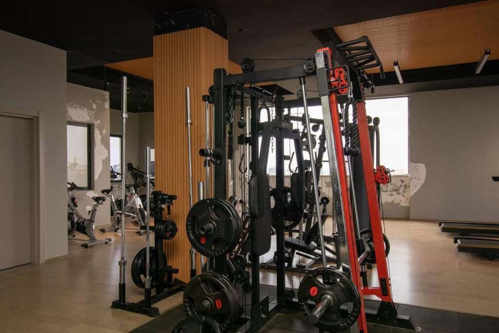 65-inch Tv, Westlands Apt, Rooftop Pool, Gym, Bbq