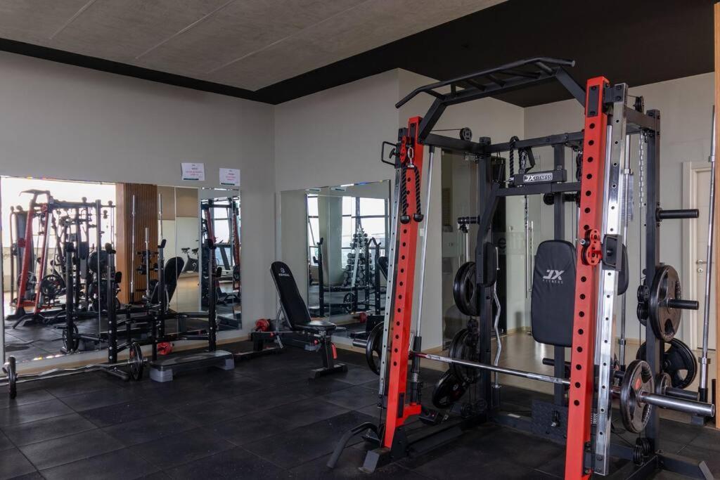 65-inch Tv, Westlands Apt, Rooftop Pool, Gym, Bbq