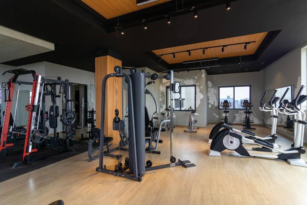 Apartment 65-inch Tv, Westlands Apt, Rooftop Pool, Gym, Bbq *