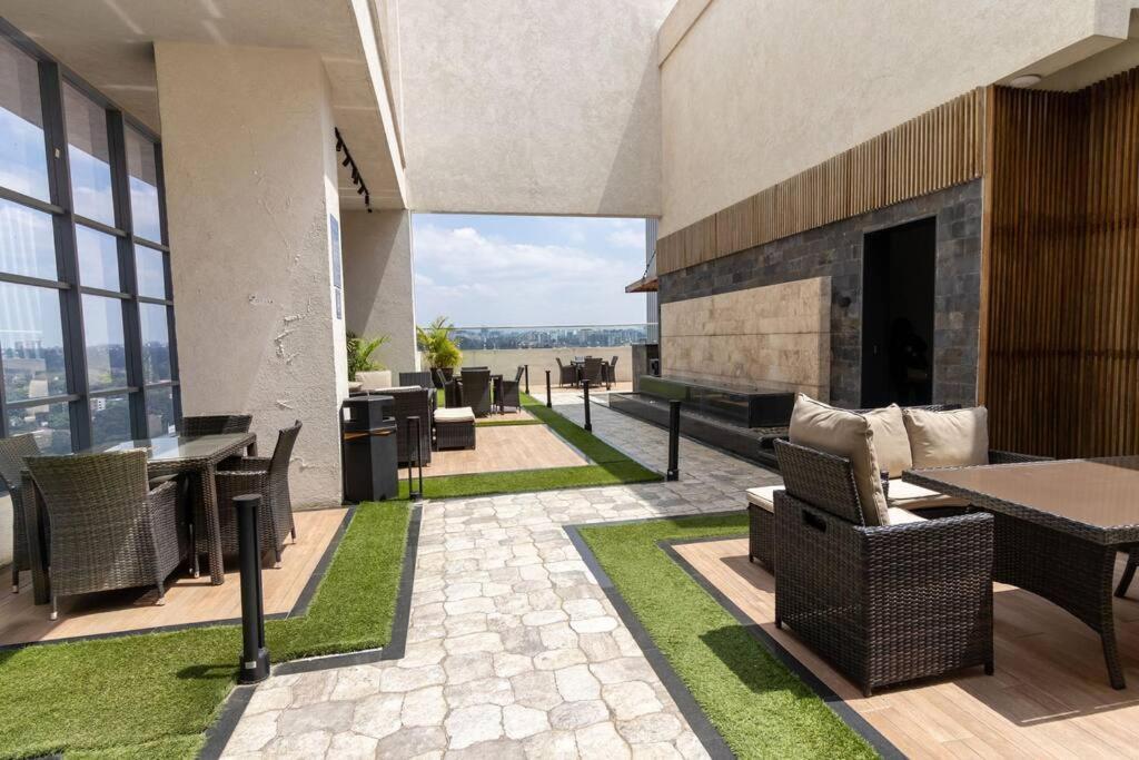 65-inch Tv, Westlands Apt, Rooftop Pool, Gym, Bbq Apartment