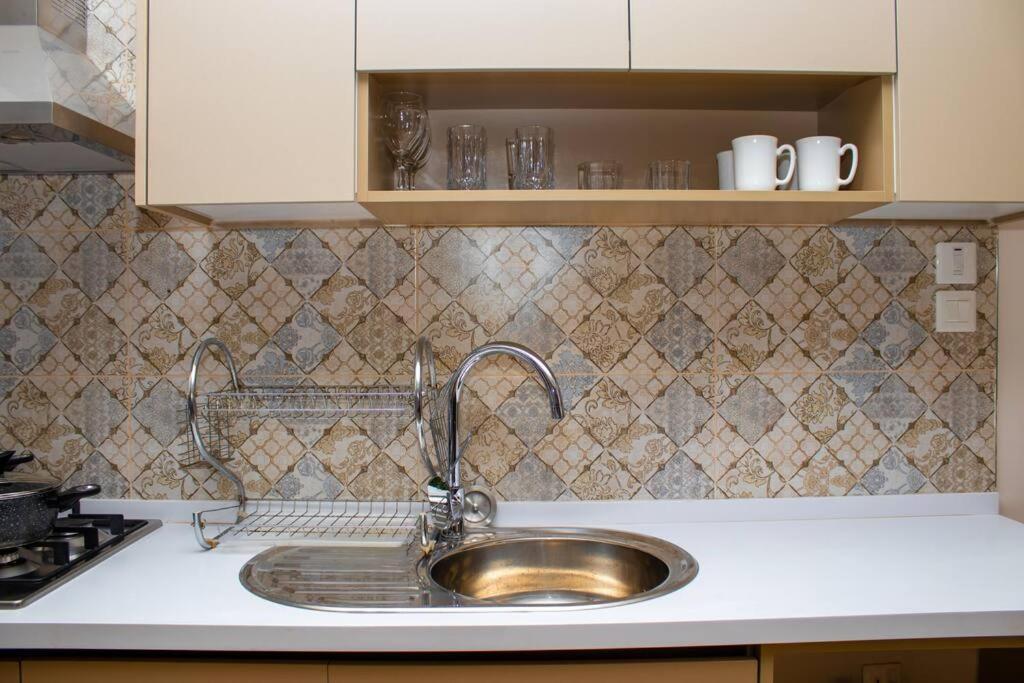 65-inch Tv, Westlands Apt, Rooftop Pool, Gym, Bbq *