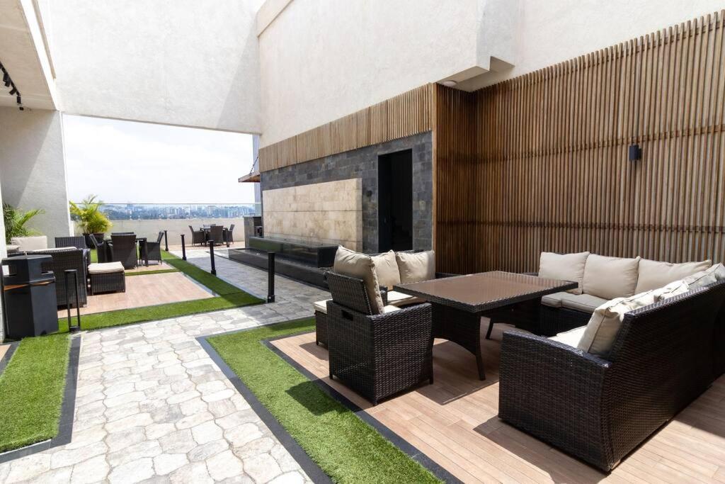 65-inch Tv, Westlands Apt, Rooftop Pool, Gym, Bbq