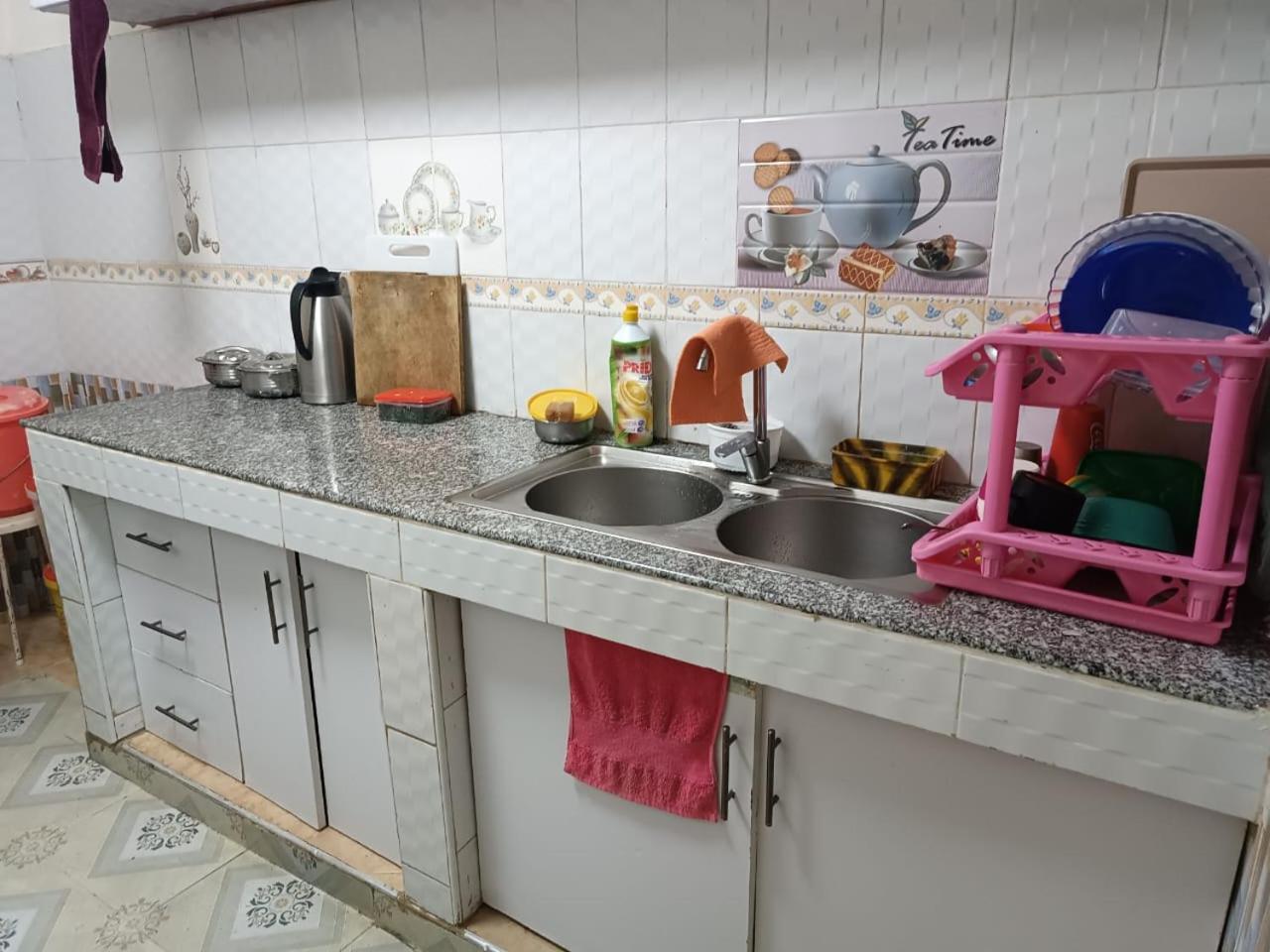 Comfy And Family Friendly Near Jkia Apartment
