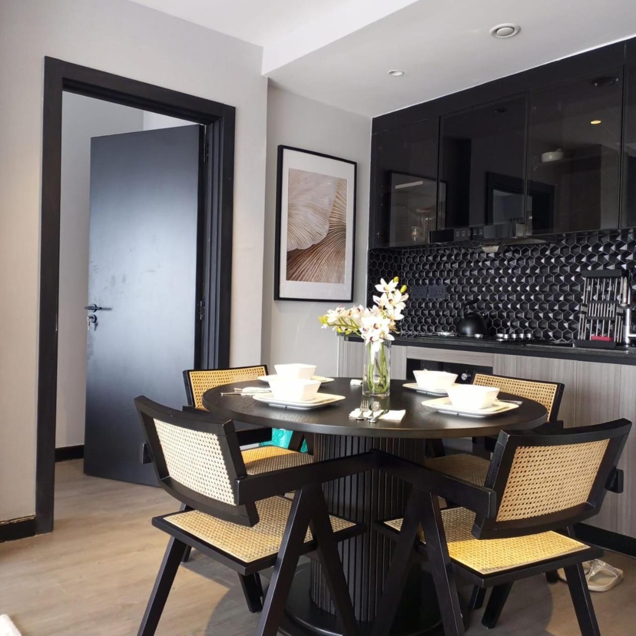 Escada Apartment1608 Castle