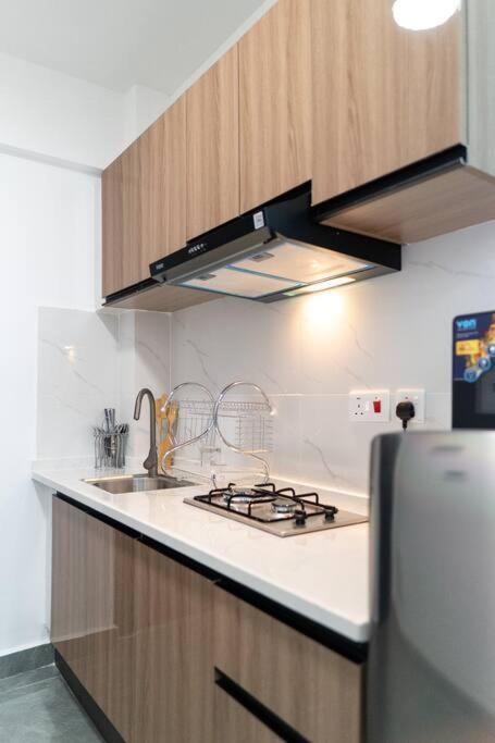 Apartment Chic High-rise With Picturesque Skyline View *
