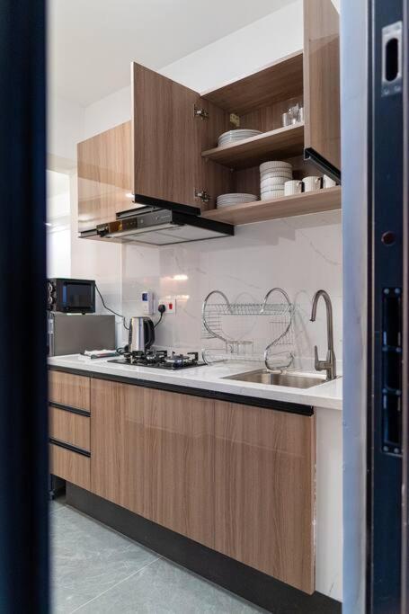 Apartment Chic High-rise With Picturesque Skyline View