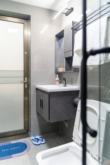 Chic High-rise With Picturesque Skyline View Apartment *
