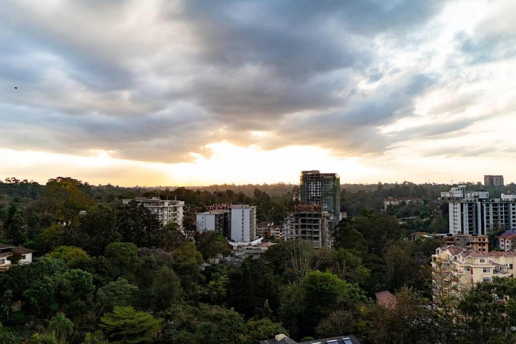Chic High-rise With Picturesque Skyline View Apartment *