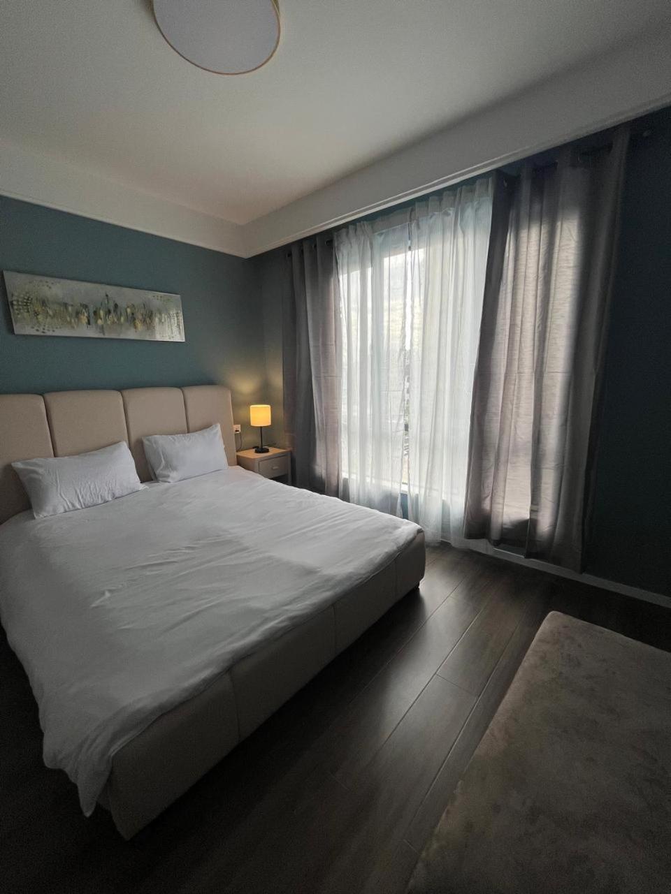 Beautiful 1-bedroom Apartment *