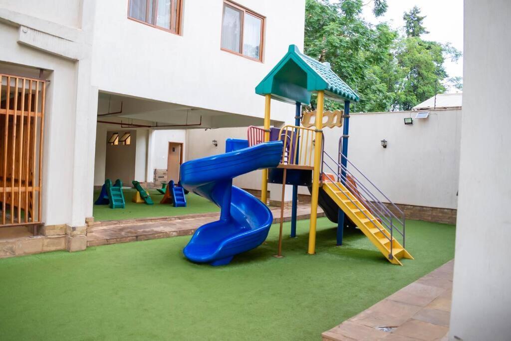 View1 Bdrm With Pool And Gym Apartment *