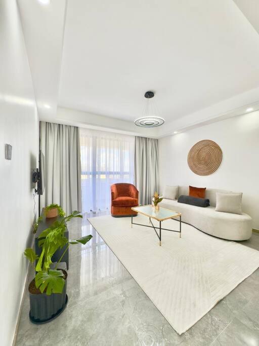 One And A Half Bedroom With Heated Pool In Kilimani Near Lavington Apartment