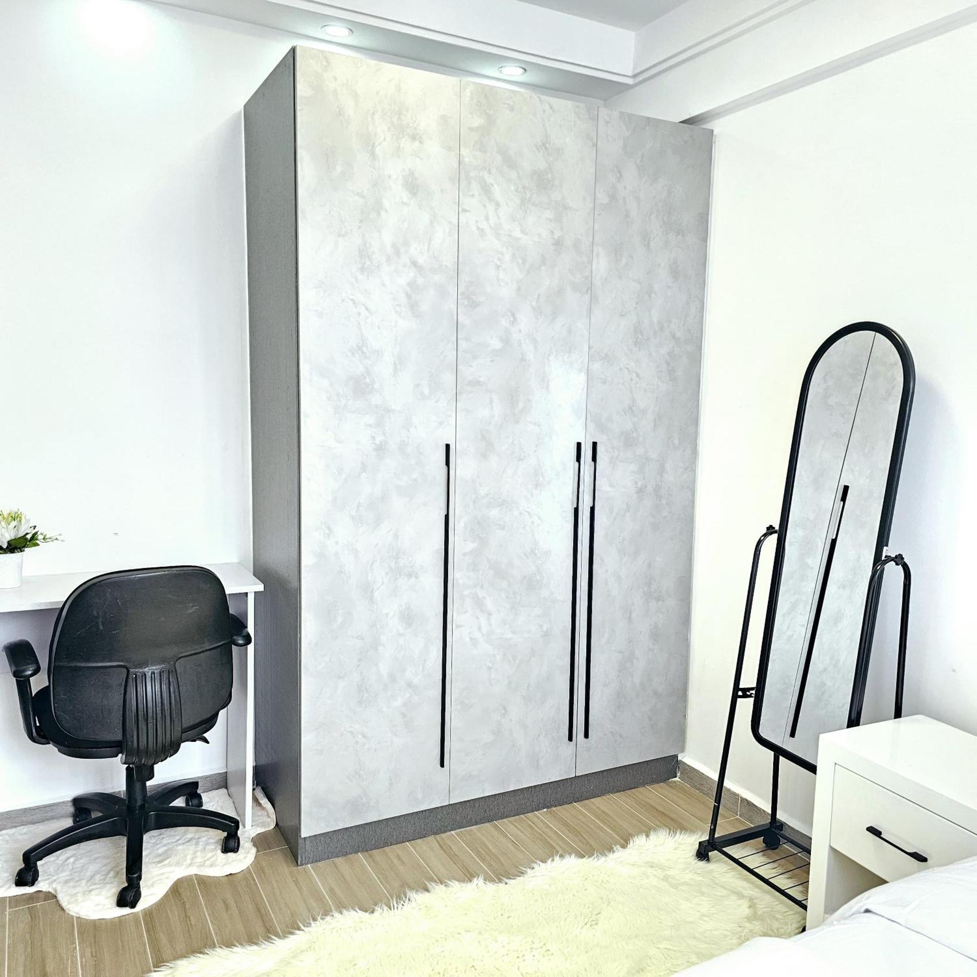 Apartment Chic 1-bedroom At Riverside Drive! B's Modern Comforts *