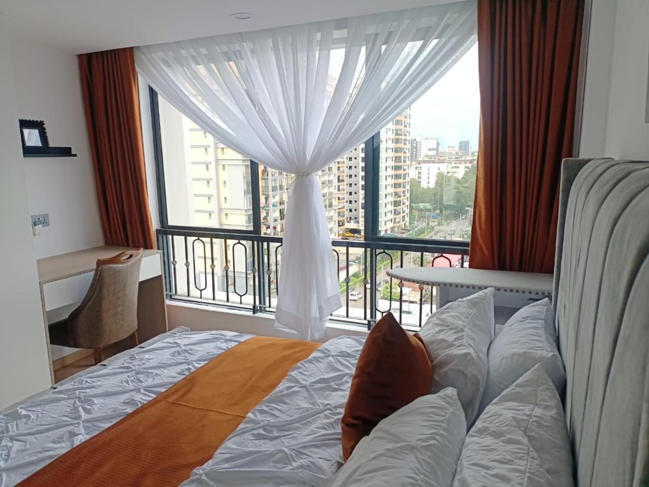 Crystal Roomies Love hotel