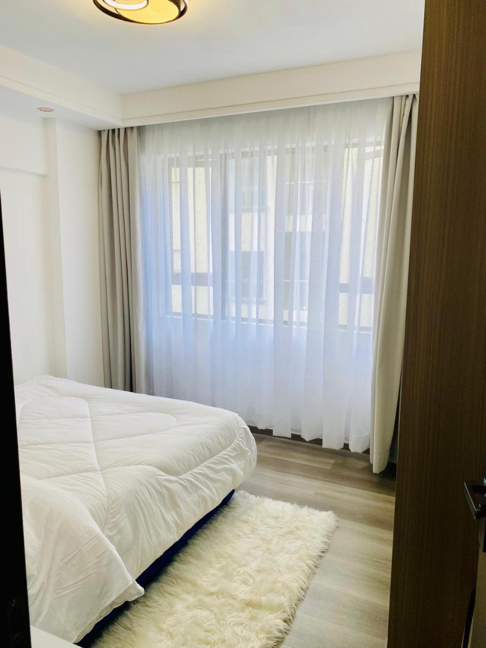 1 Bedroom Flat With Private Balcony, Netflix, Washing Machine & Gym In Kilimani Apartment *