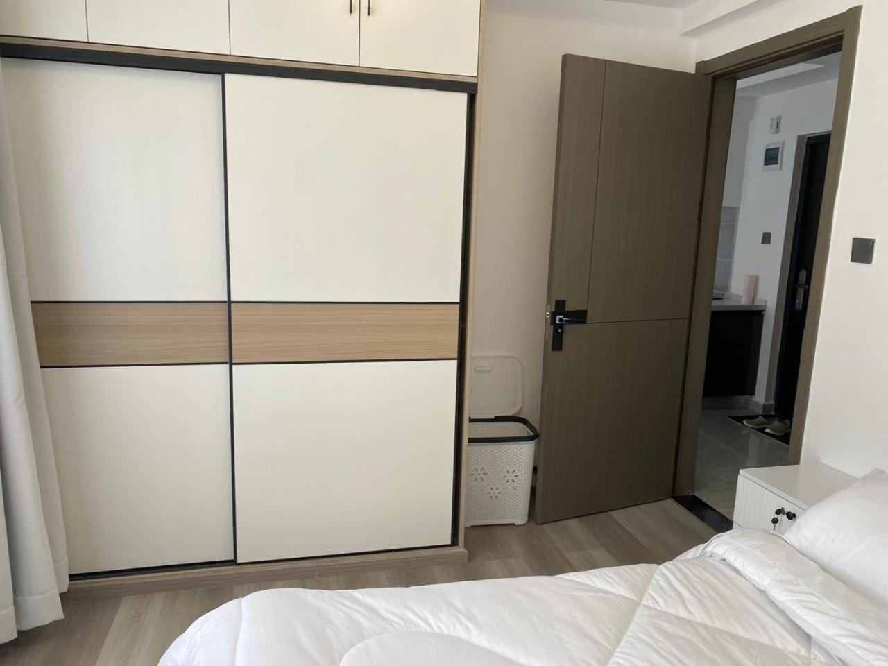 Apartment 1 Bedroom Flat With Private Balcony, Netflix, Washing Machine & Gym In Kilimani
