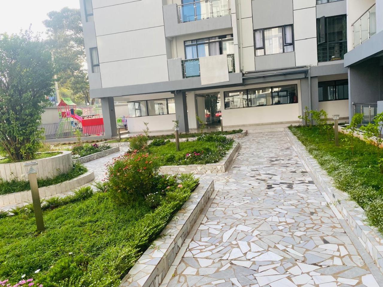 Apartment 1 Bedroom Flat With Private Balcony, Netflix, Washing Machine & Gym In Kilimani Nairobi