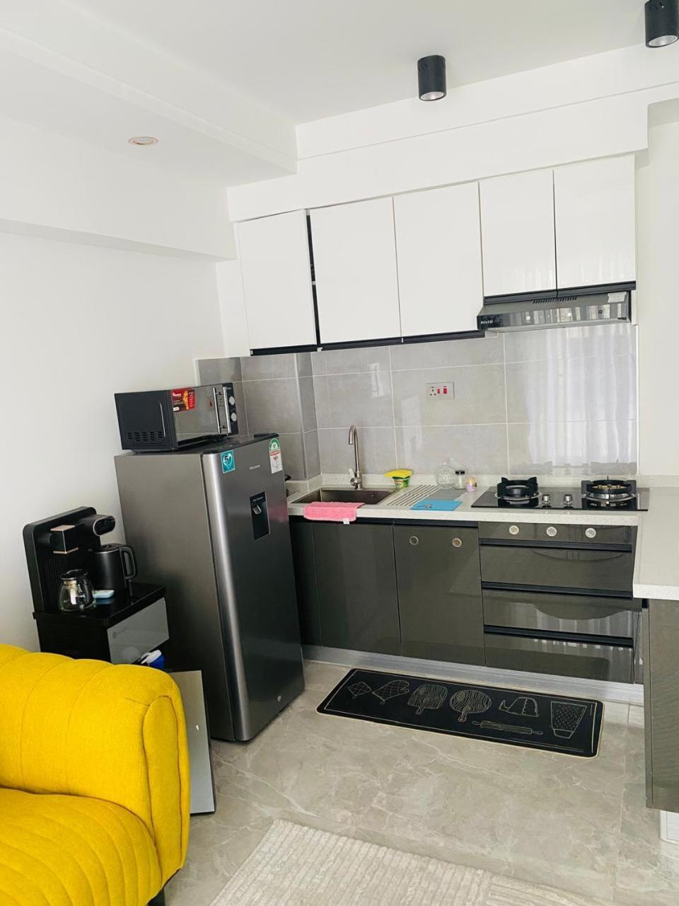 1 Bedroom Flat With Private Balcony, Netflix, Washing Machine & Gym In Kilimani *