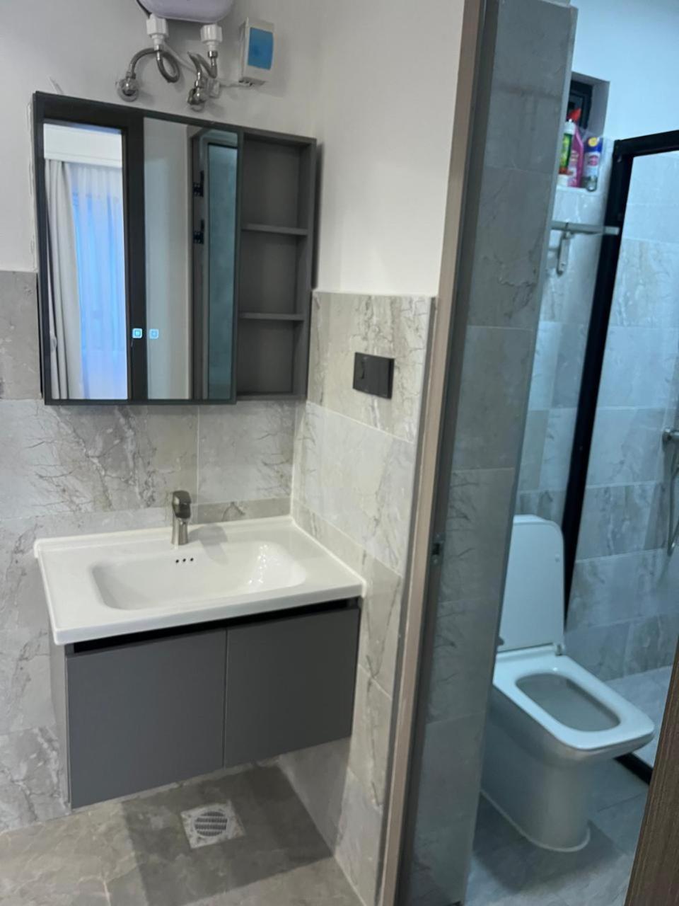 1 Bedroom Flat With Private Balcony, Netflix, Washing Machine & Gym In Kilimani Nairobi
