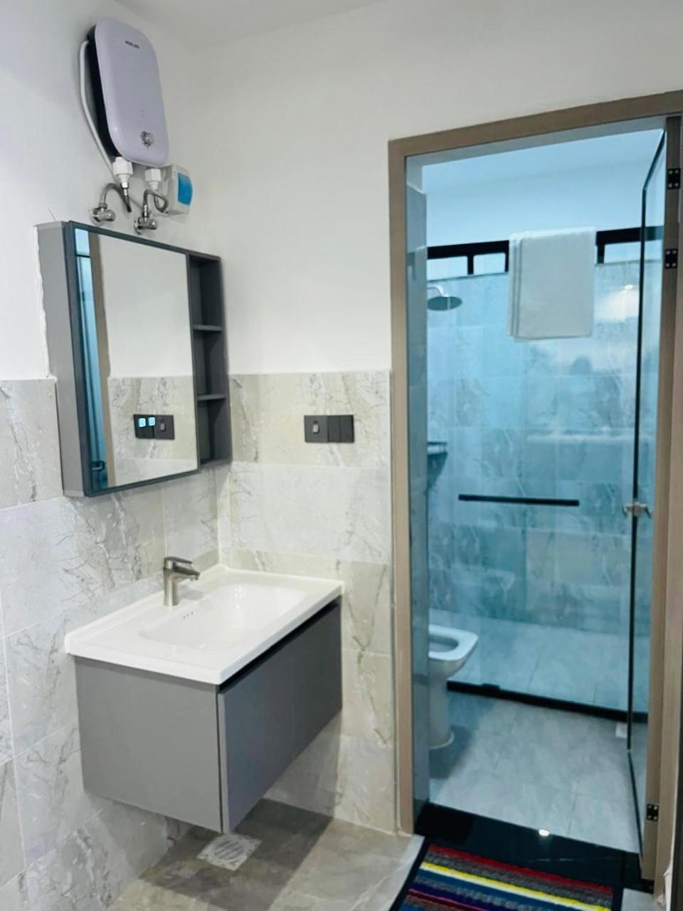Apartment 1 Bedroom Flat With Private Balcony, Netflix, Washing Machine & Gym In Kilimani Nairobi