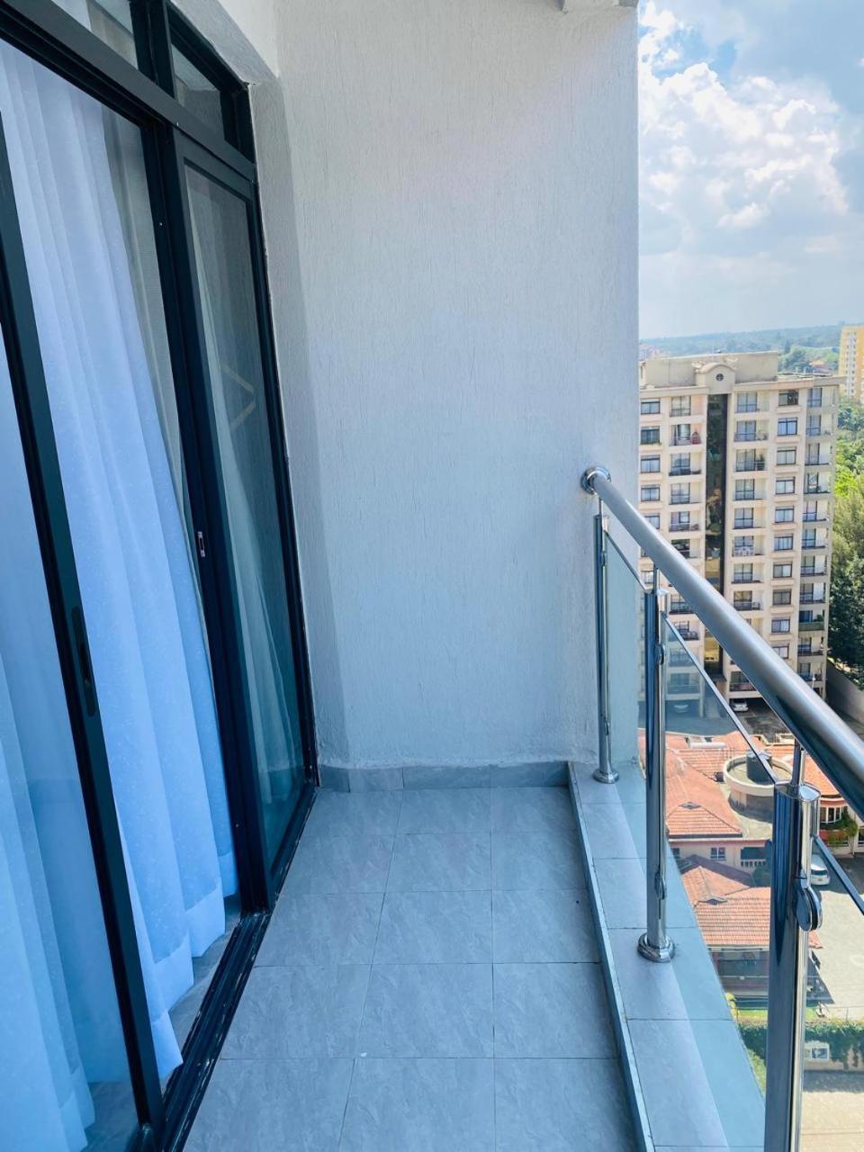 Apartment 1 Bedroom Flat With Private Balcony, Netflix, Washing Machine & Gym In Kilimani *