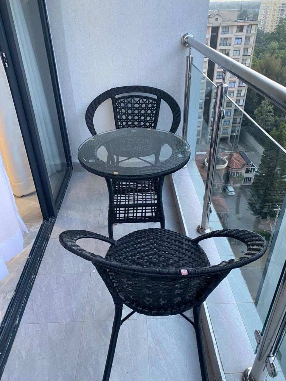 1 Bedroom Flat With Private Balcony, Netflix, Washing Machine & Gym In Kilimani Apartment