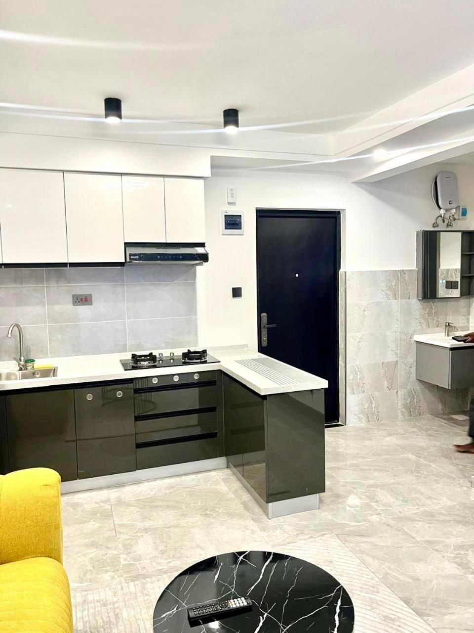 1 Bedroom Flat With Private Balcony, Netflix, Washing Machine & Gym In Kilimani *