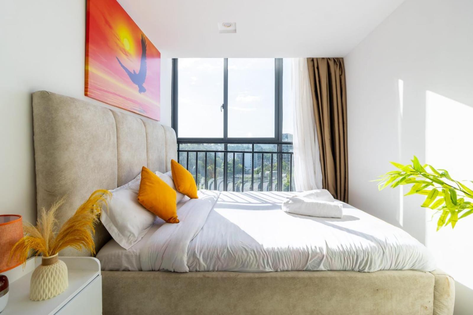 Lush, Views, Serene 1bed Highrise Apartment *