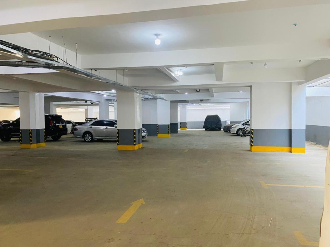 Apartment 1 Bedroom Flat With Private Balcony, Netflix, Washing Machine & Gym In Kilimani