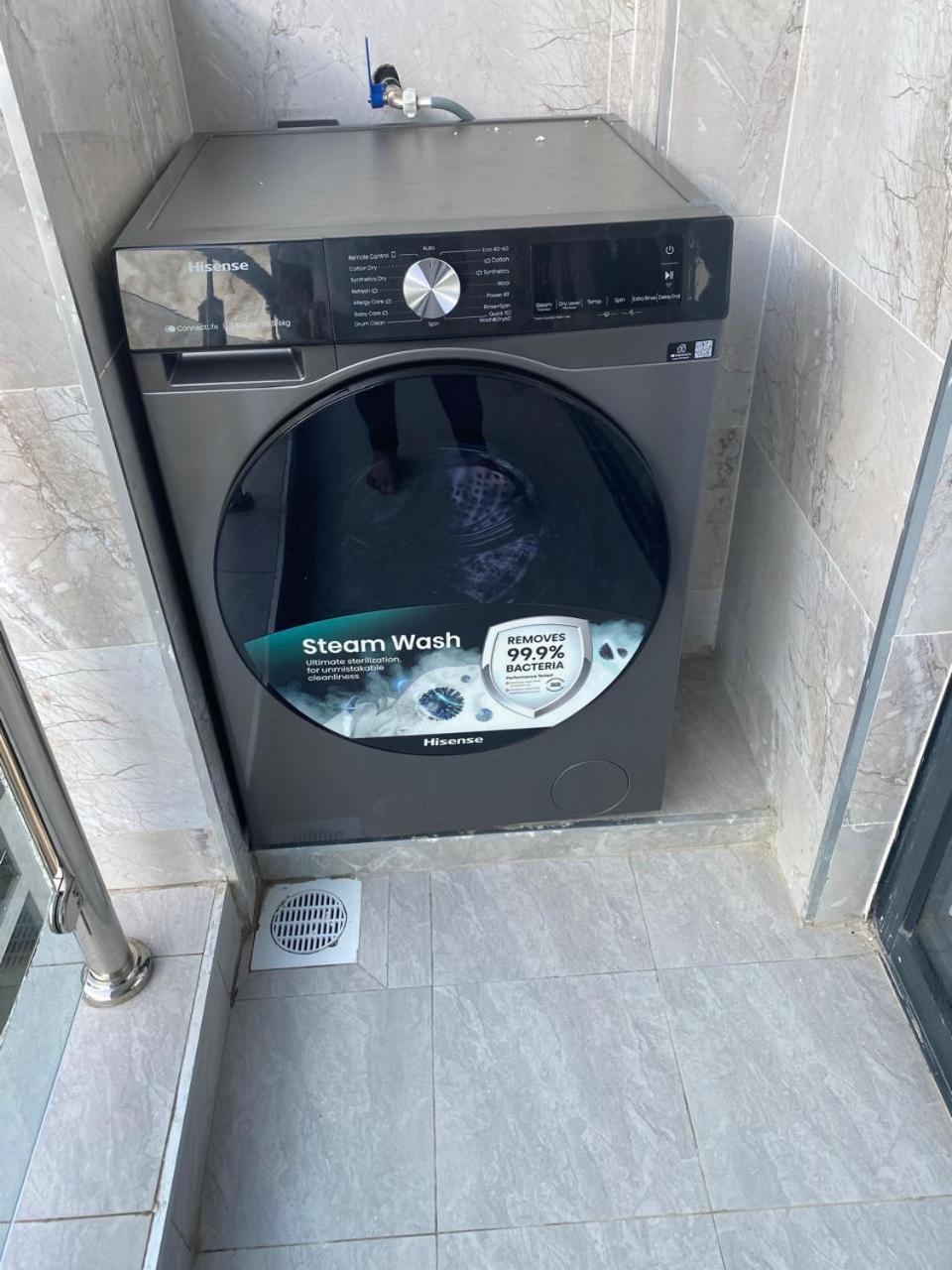 1 Bedroom Flat With Private Balcony, Netflix, Washing Machine & Gym In Kilimani Apartment Nairobi